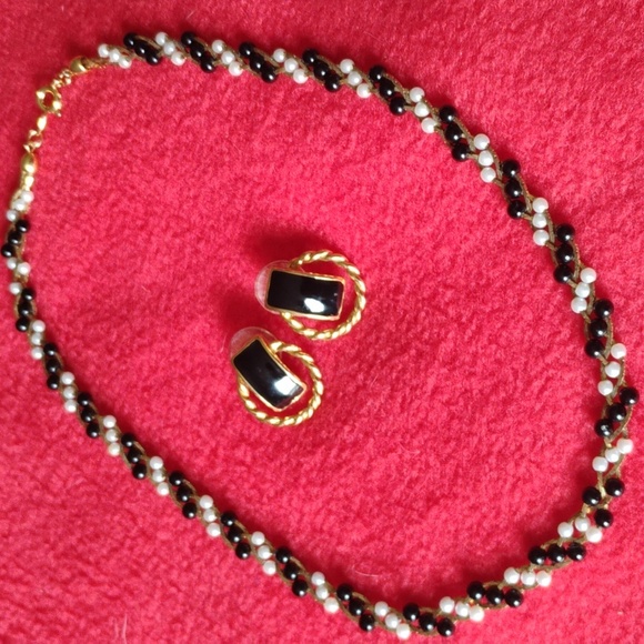 Triffari Jewelry - Traffari pearl, white and black necklace with pierced earrings.